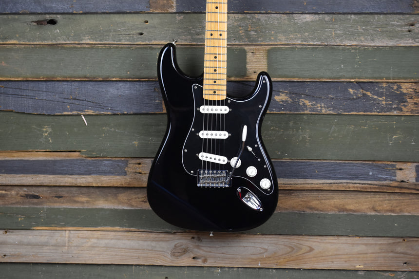 Fender Standard Stratocaster with Maple Fretboard 2010 - Black